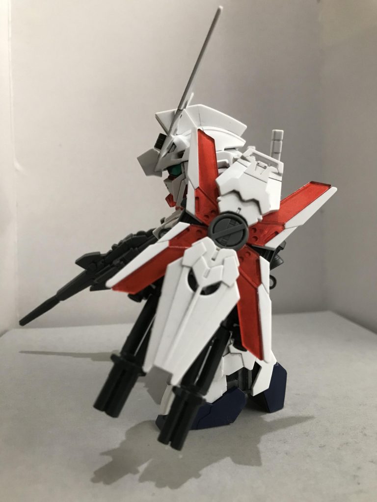 側面2
今回の特に気に入っているところ
写真だと伝わりにくいですがシールドのサイコフレームの裏側を塗装したため、メタリックが綺麗に発色をしています
またシールドの墨入れ忘れや、下部分が少し曲がっていたことに気づいたため修正しました

ビームガトリングも良い感じにサイズ調整できたと思います