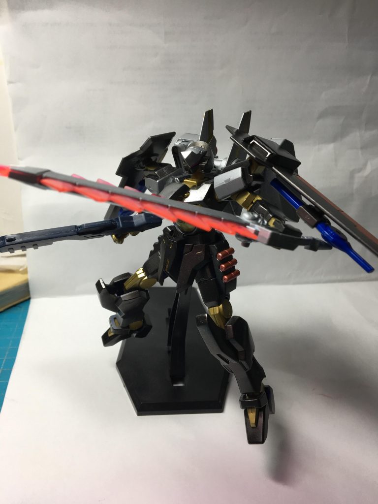 海賊といえば、クロスボーン
クロスボーンといえばムラマサプラスターかなと思って、つけてみました。
腰への接続がなかなか安定せず、置いてるとポロポロ落ちてしょうがなかった。
今考えるとダブルオーとかの腰のサイドパーツとかちょうどいい3mm穴空いててすごく良さそう(^ ^)