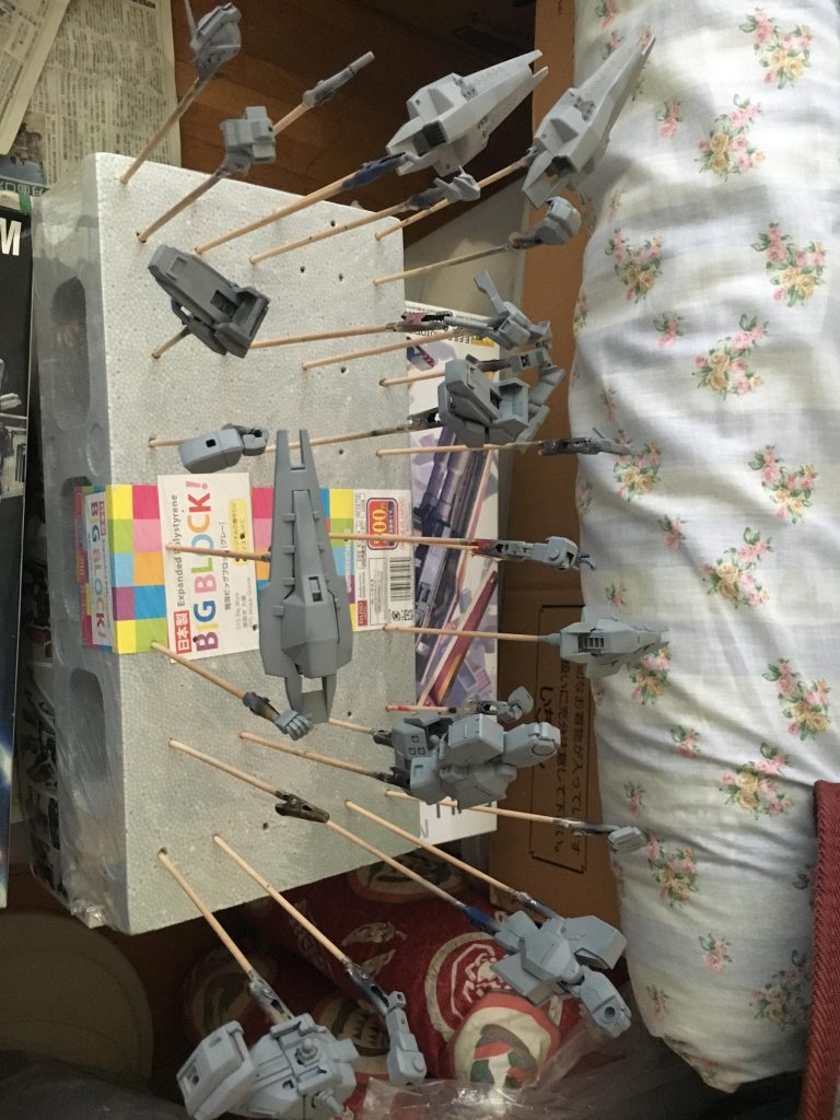 色を白にするので、元のティターンズカラーをサーフェイサーで塗り潰しました。