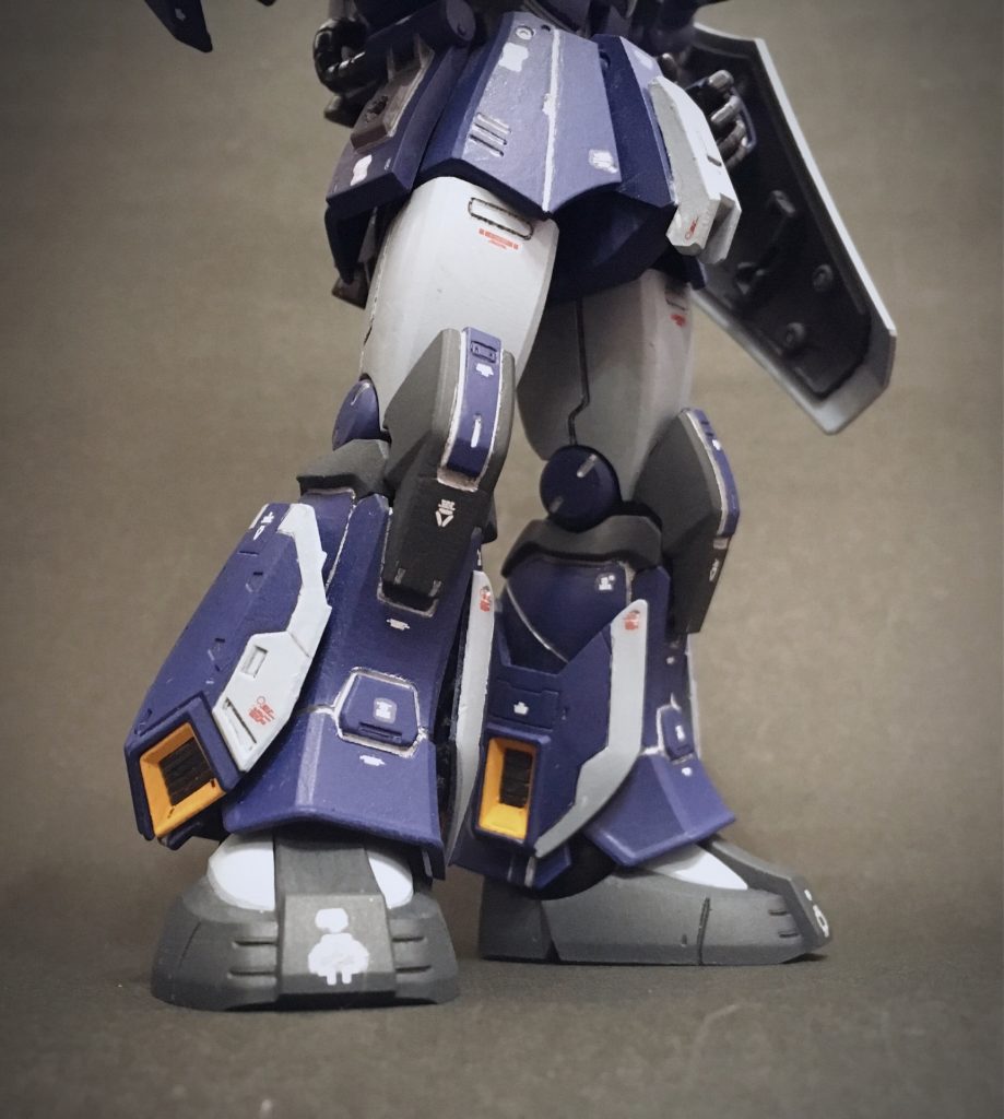脚部にはRGZガンダムの脚部スラスターを内外両側に。フンドシもノッペリしていたので、同じくRGZガンダムの膝装甲を削って追加。