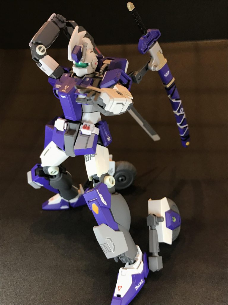 射程距離圏内に入るとシールドをパージ!
メイン武装1のガンブレードを展開。