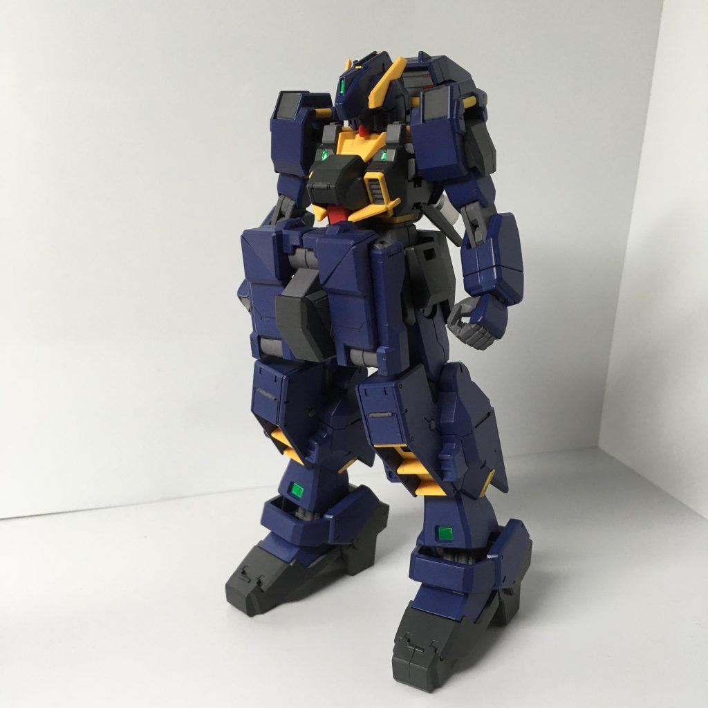 プリムローズ以外の部分はアドバンスドヘイズルを使ってますが一度サフ吹いてからティターンズブルーを塗っています。