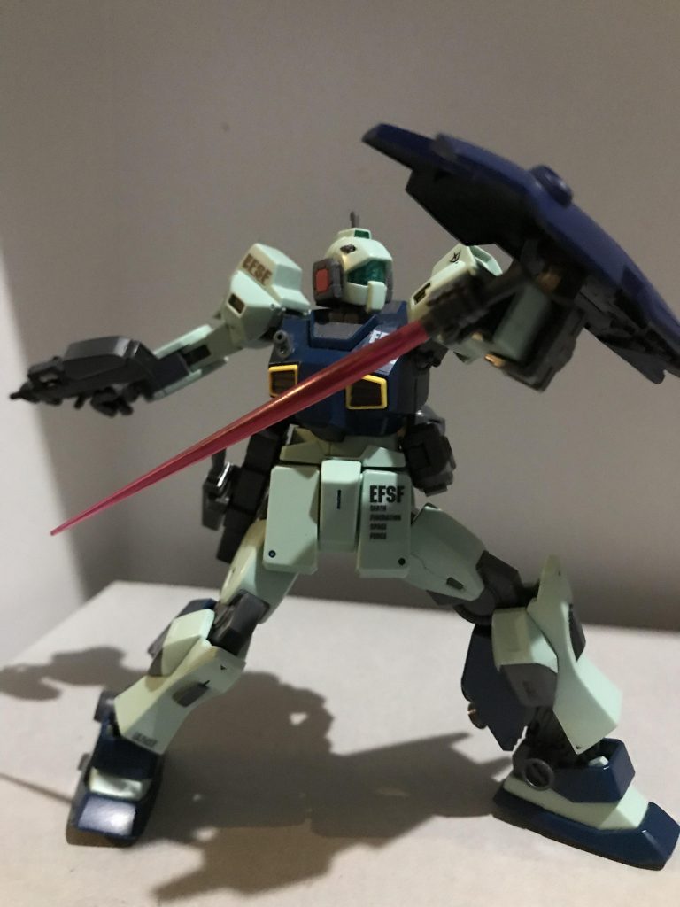 ブルパップマシンガンとビームサーベルを持たせて