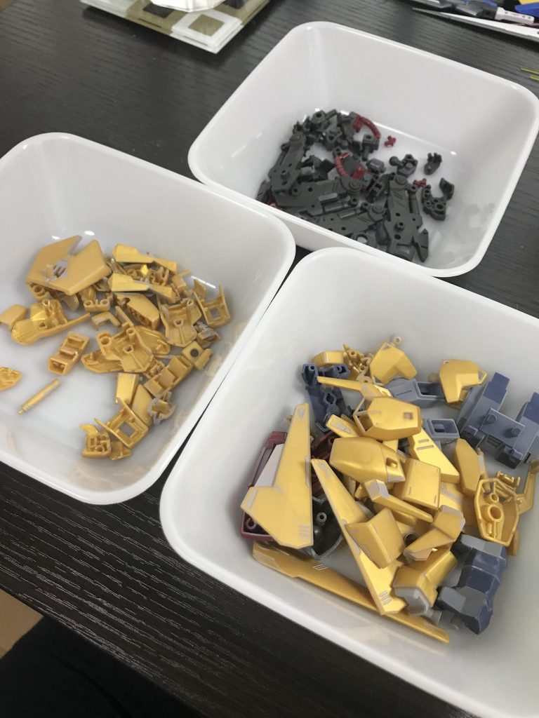 普段はあまりやらない捨てサフ吹いてから表面処理。
武器以外のパーツはこれで全部。
これで百式になります。