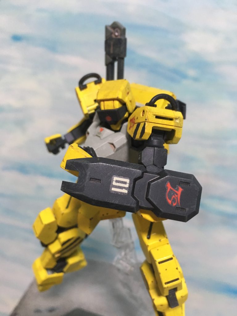 アップです。カメラアイには百均のシールを埋め込んでいます。
盾です。デカールも一部貼っています。