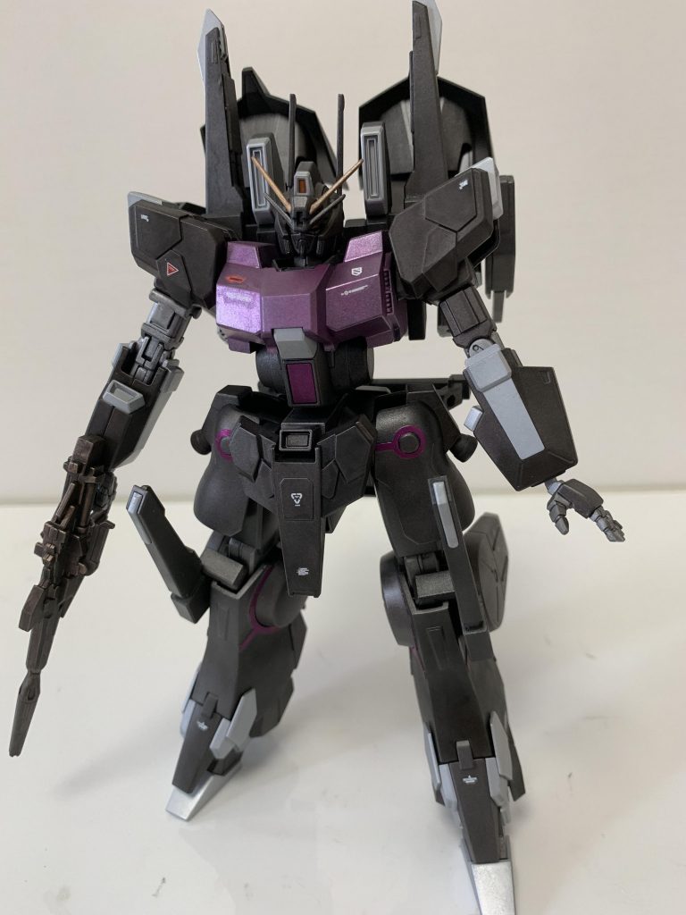 配色は以下のとおりです。
ダークパープル→焼鉄色+スモークグレー
ライトパープル→GXメタルパープル+つや消しクリア
ホワイト→シルバー+GXクリアシルバー
各関節→シルバー+つや消しクリア+ウェザリングカラーのマルチブラック
ビームマグナム→カッパー+スモークグレー
仕上げに水性つや消しを吹いています。