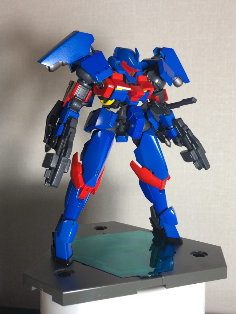 今は夏なので涼しい色がいいなーと思い青をベースに、しかしやっぱり暑いので赤も入れてみました。

クリアブルーとクリアレッドで塗装したのでいい感じに光沢がでて良かったです！