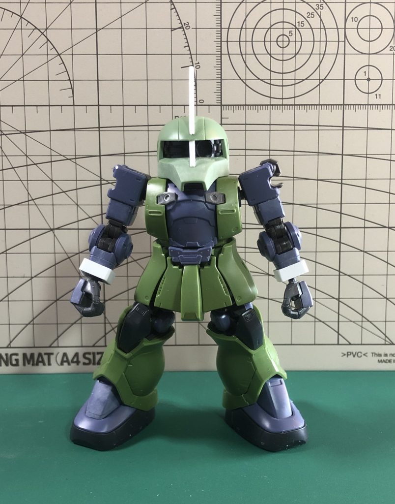 プラ板でアンテナとモノアイの真ん中ガードを製作。前腕を短縮し手首にもプラ板を巻いてます。