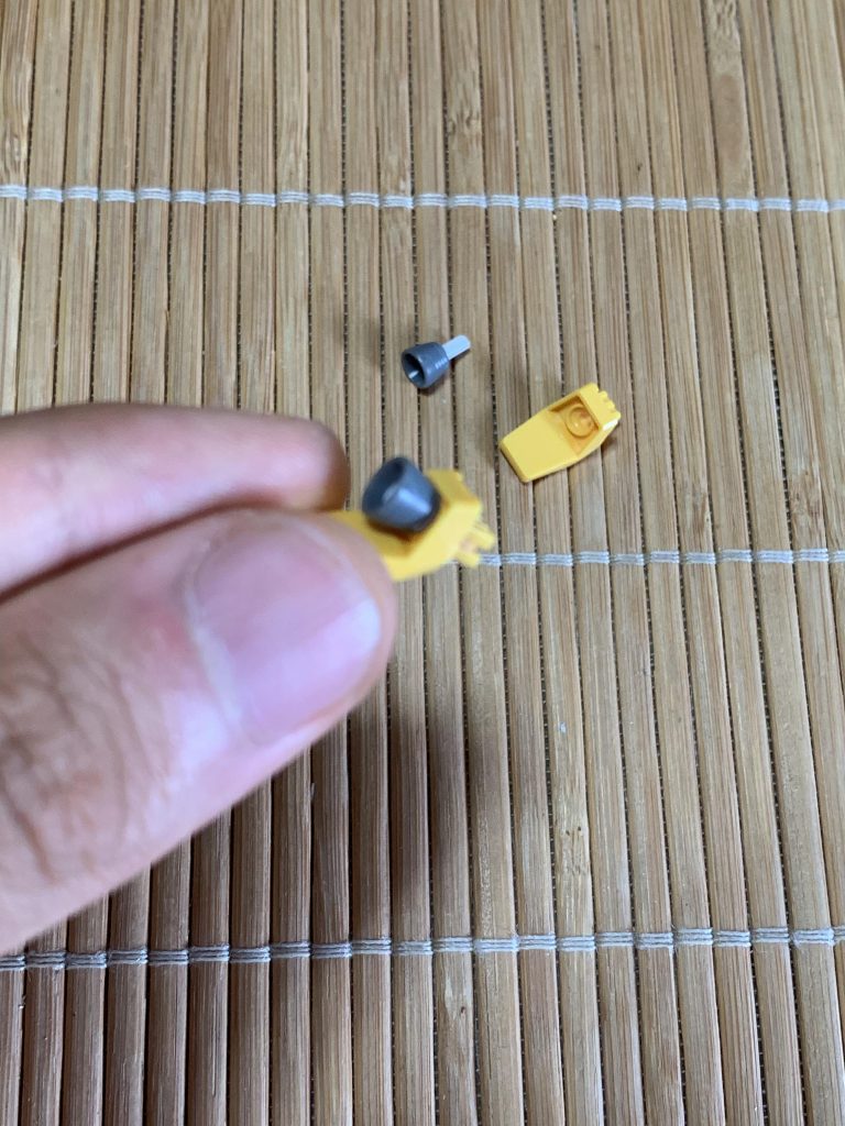 足のスラスターはディテールがしょぼかったんでユニコーンの物をプラ棒で繋いで差し込んでます。