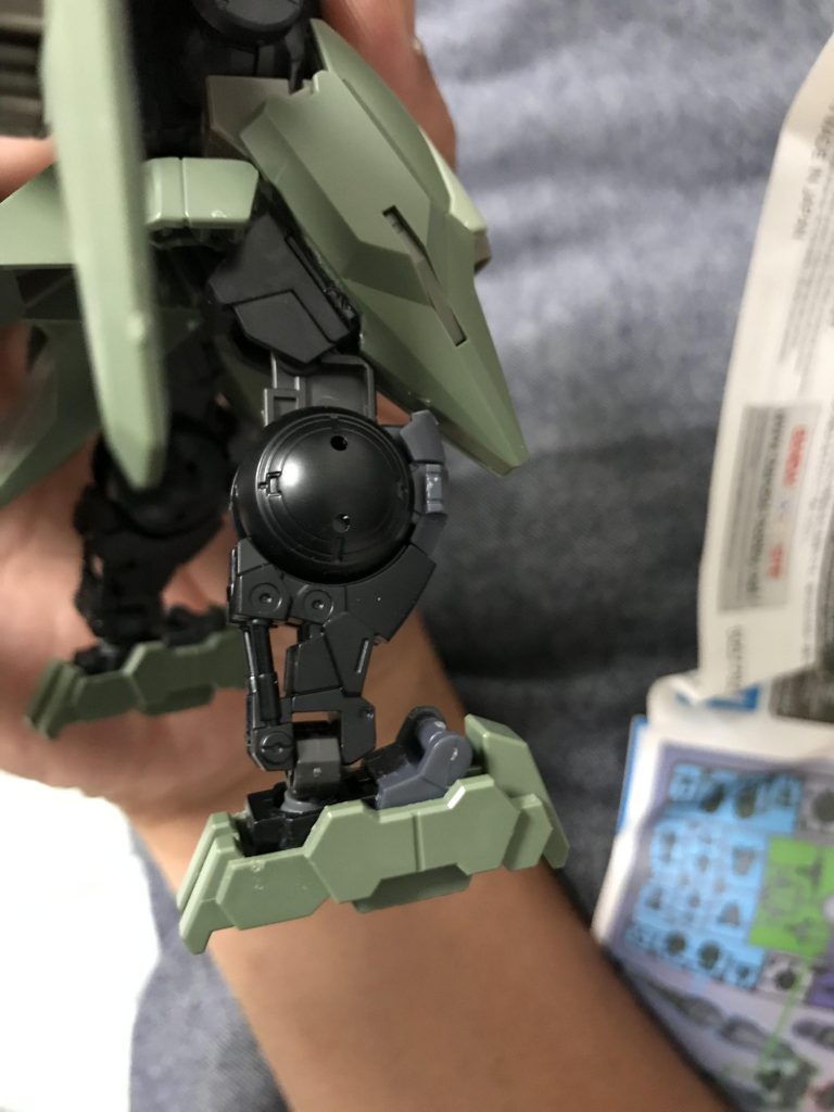 スナイパーは立ち膝うちがロマン!!と俺の中では固定概念があるのでそれができるようにノヴァの太ももの部分をジンクスの足に付くようにしました。