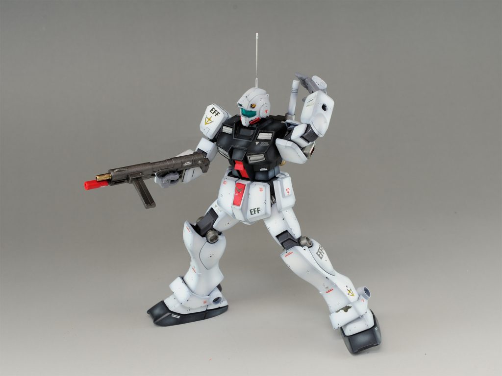 このキットの弱点のマシンガンですが、ビルダーズパーツの手首を使用して自然に持てる様にしました。