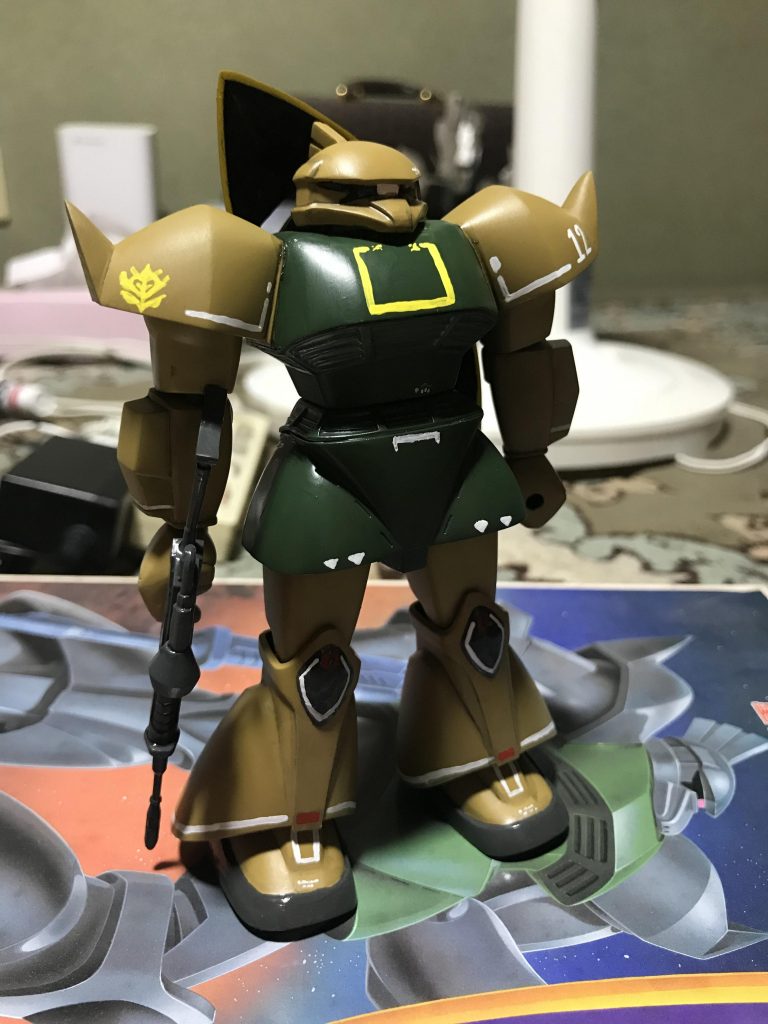 白いラインや、ジオンマークなどは手書きです。ちょっと急いでたのでじっくり見ると汚いですが、俯瞰して見ればなかなか!