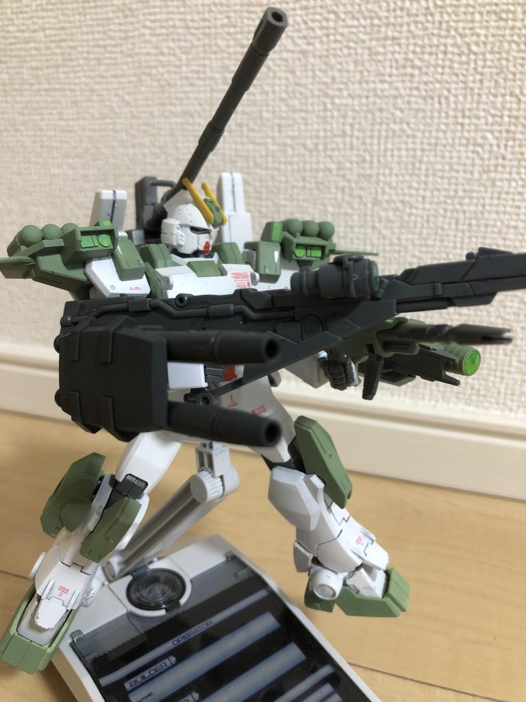 腕には二連ビームライフルも装備しています。サンダーボルトジムから拝借。本当は針金等でロング・メガ・バスターと連動させたかったのですが見た目とポージングを取った結果、妥協しました。