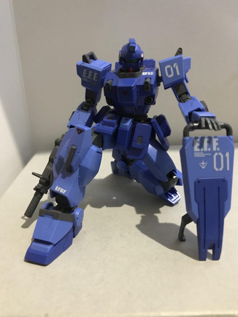 BD1号機(revive)
昔に旧BD1号機も組んだのですが、顔や腹部のイメージや下半身の可動領域などに惹かれて購入
やっぱりバイザーの奥は丸目でないと!
今回も手首を交換しています
連邦軍汎用ハンドはこう言う時に重宝しますね
またマシンガンのバレルをver.kaのようにしたいと思い交換しています
(後にセンサーや後部やストックの形状が違うことを調べて知りました)
うろ覚えで作るものじゃないですね
ペイルライダーもそうなんですが素立ちだとなんか微妙にみえるのが悲しい