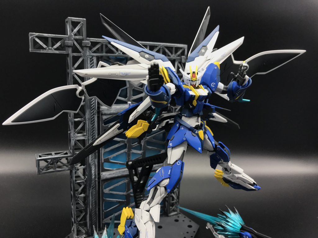 ファンネルを展開しながらの格闘戦。