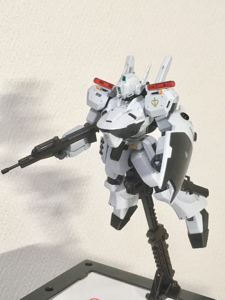 反連邦組織がMSを出してきたら、従来のバックパックに換装、武装も９０㎜マシンガンと大型シールドを装備して、ジェガン本来の性能を取り戻します。でもバッテリー稼働なんで活動限界時間が来るまでに決着を付けなくてはいけなくなります。