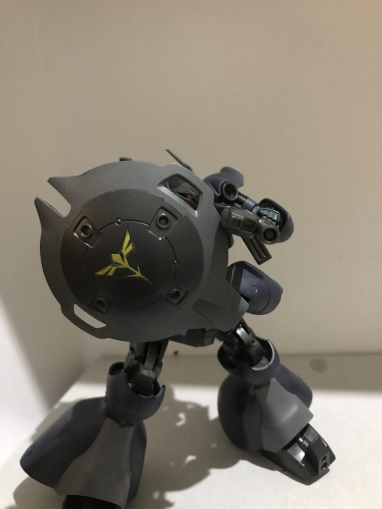 メガ粒子砲&ビームマシンガン

遠目から見るとエンブレムもなんとかなってますが近づくと汚さが目立ちますね