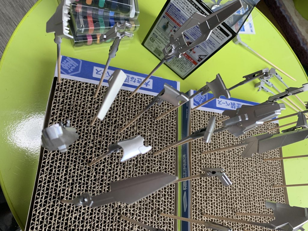 サフを吹いてからガンダムマーカーエアブラシを使って塗装。