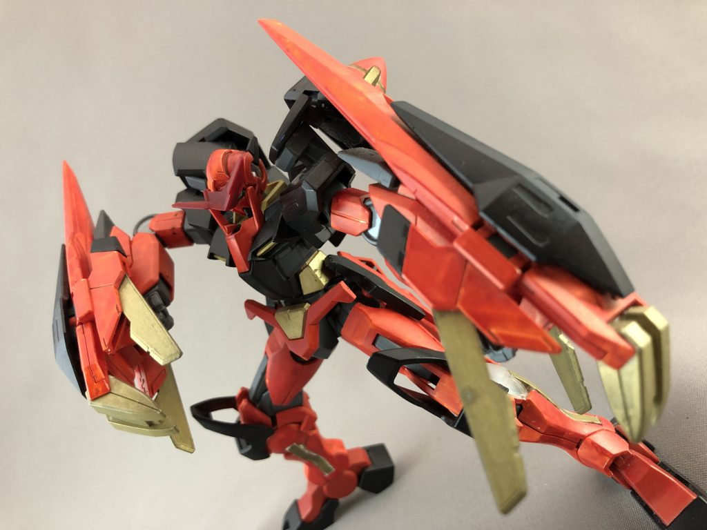 両腕のクローアームを使った近接戦闘がこのガンプラのスタイル。
背部のコーンスラスターと大型化した足首による陸上高速ダッシュで敵との距離を詰めてクロスレンジに持ち込みます。