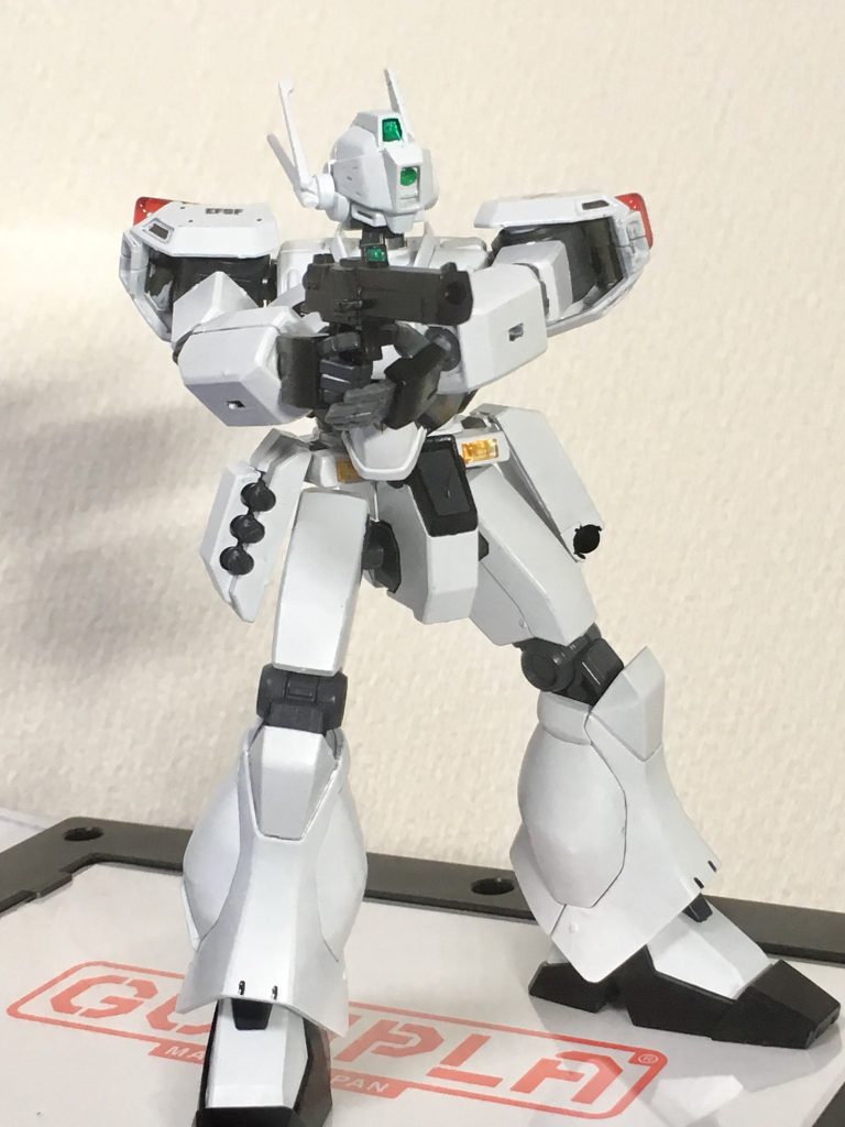 民間人やコロニーへの被害を考慮し核融合炉を排した事で、ビーム兵器の出力はかなり下がることになった。（そもそも機体自体をバッテリー稼働にしたことでエネルギーの消費が激しいビーム兵器はほとんど使えない。）その代わりにジムスナイパータイプの頭部バイザーを装備し命中精度を高めることで対応している。