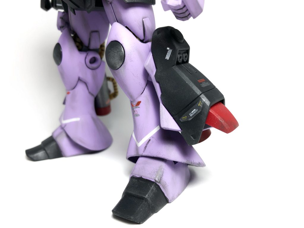 限られたパーツでミキシング!
と言うことでギャンの足にハイザックのサイドバーニアを足パーツごと切断して取り付けました。裏が寂しかったのでギャンのバックパックを切り取り取り付け。余っていたハイザックのパイプをそれっぽく取り付けてます。