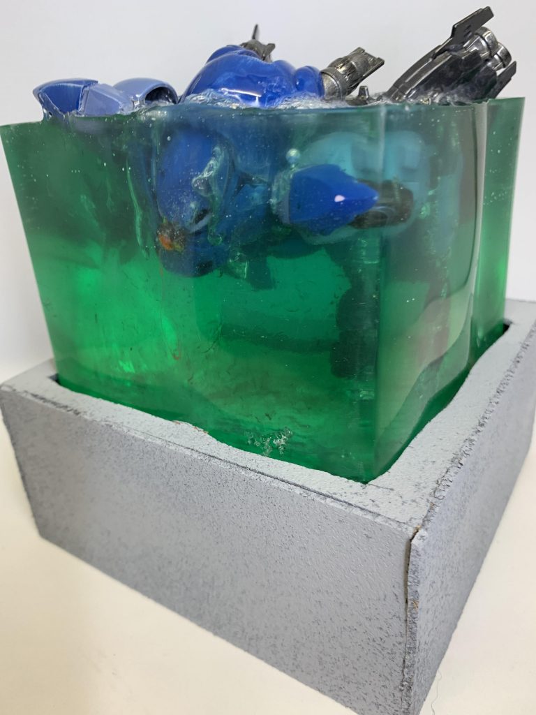 フロントビュー
百均のあれこれを使って型どりし、クリスタルレジンでカッチコチに固めました。かなり緑が濃くなってしまった...