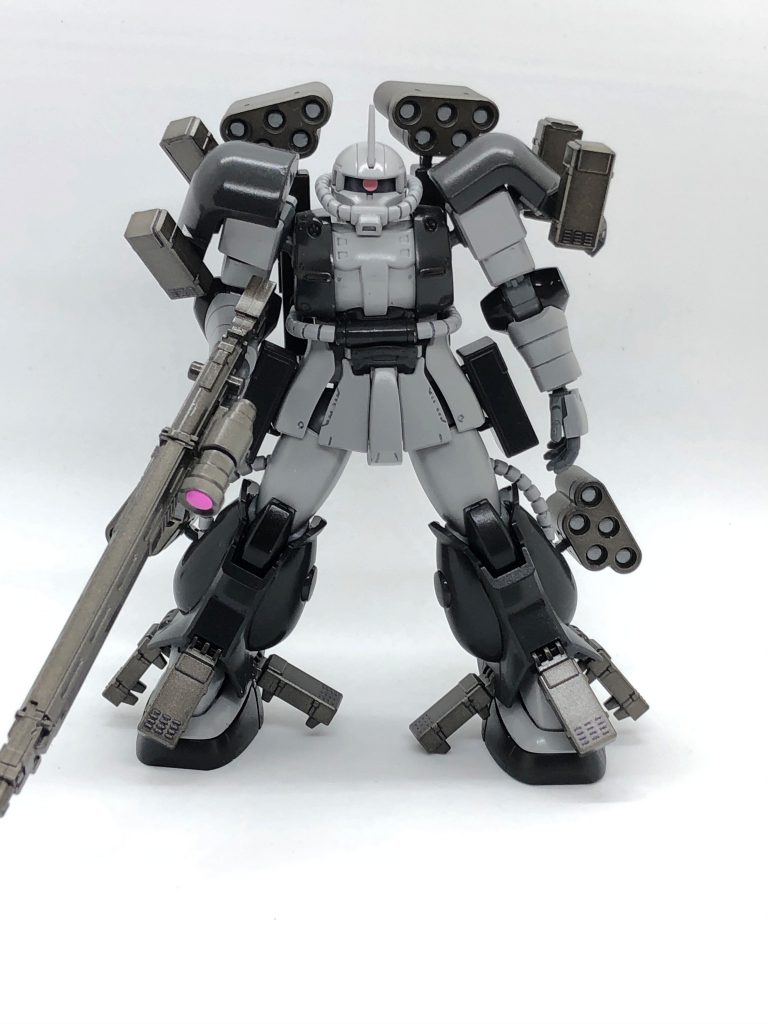 正面。色はオリジナリティを出したかったので、グレーメインに。通常のザクアメイジングと比べるとミサイルポッドが増設されてます。