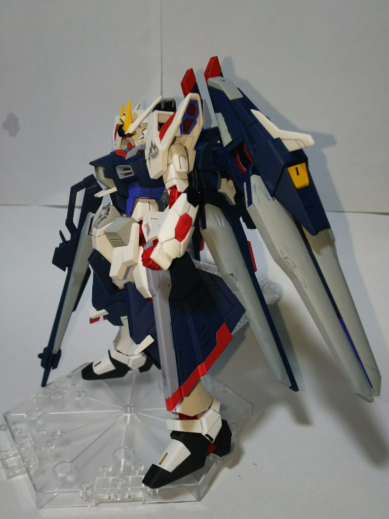 結構印象が変わりますね！
フェニーチェリナーシタに付属している
ジョイントを機体とバックパックの間に追加して
肩の可動域が広がりました。