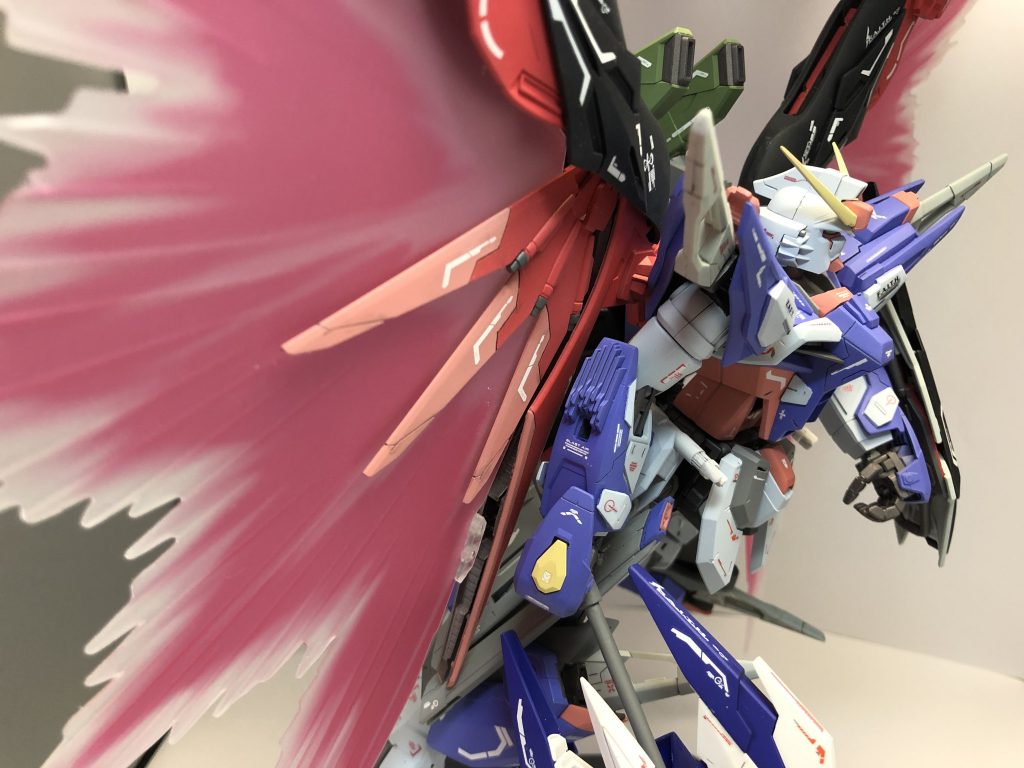 オリジナルの武器に加え、所々にパーツを付けたりと、いろいろしてみましたがなんとか上手くまとめることができました。
一応、使用したキットは
HG キュリオス
HG ガッデス
HG Hi-νヴレイブ
RG エクシア
MG ブルーフレームD
MG デスティニー
MG フリーダム
MG クアンタフルセイバー
MG AGE2
MG DX
です。
思いつきでどんどん使っていったので、使用したキットが多くなってしまいました😅
塗装に関しては、デスティニー本体は淡い感じの色で塗装し、武器などは少し濃い色で塗ってみました。デスティニー本体の白い部分は分かりにくいかもしれませんが、少し青っぽくしてみました。
今回は制作に4か月近くもかかってしまいました😭忙しかったのもありますが、最初イメージしていたものを思いつきで変更していったのが原因かと思います。やっぱり、きちんとどんな機体にするか決めてからつくるのが良さそうですね。
とりあえず、自分の想像する最終決戦仕様のデスティニーが完成できたので良かったです👍