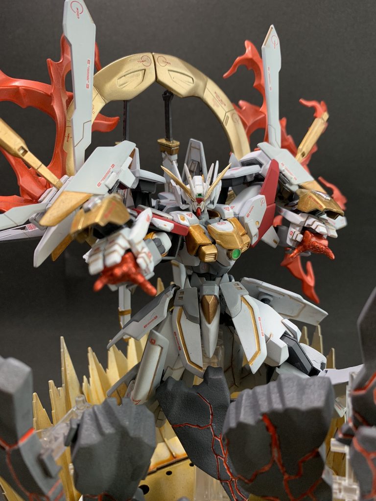 飛び道具は持たないものの、「神・石破天驚拳」を放つことが可能。
近距離戦向けかと思いきや、ゴッドフィンガー「ヤタノカガミ」はビームも跳ね返すピンポイントバリアを兼ね備えた盾にもなっているので、防御しつつ一気に間合いを詰めて自らの得意とする領域で戦うことが可能。