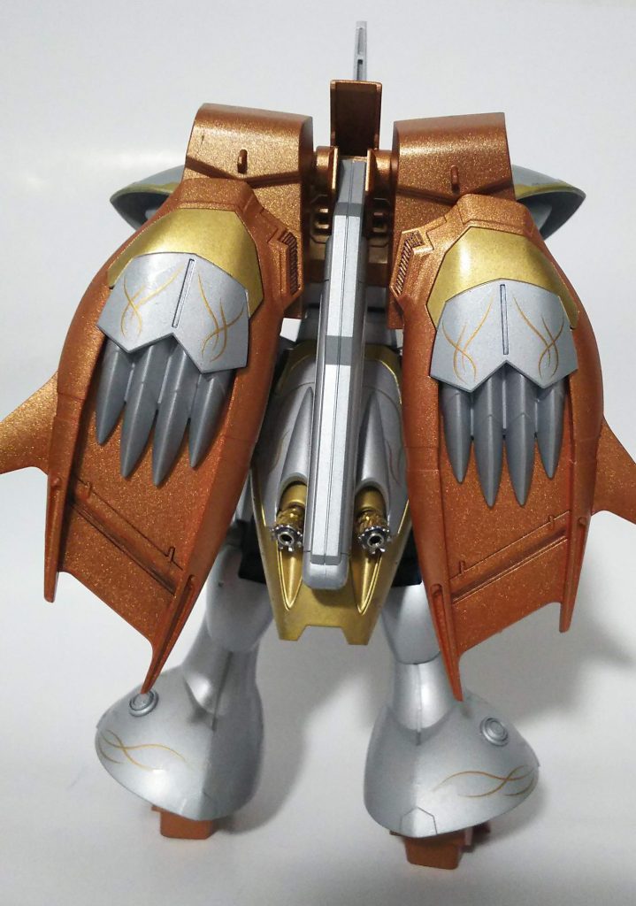 背部にはスローネツヴァイのファングを羽みたいに取付け。