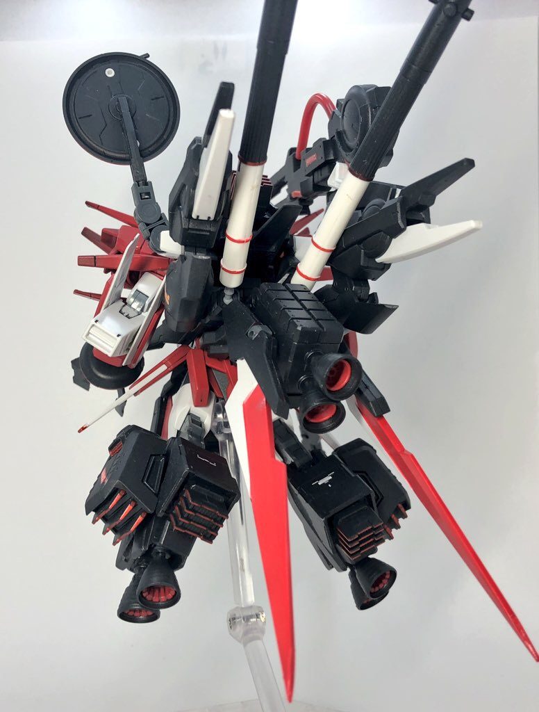 背部及び自動追尾型ミサイルランチャー『アルバトロス』
本体に搭載時は追加ブースターの役割を果たし、攻撃に使用する際は切り離して使用
自動で敵を感知して数十発のミサイルを一斉に全方向に放つ