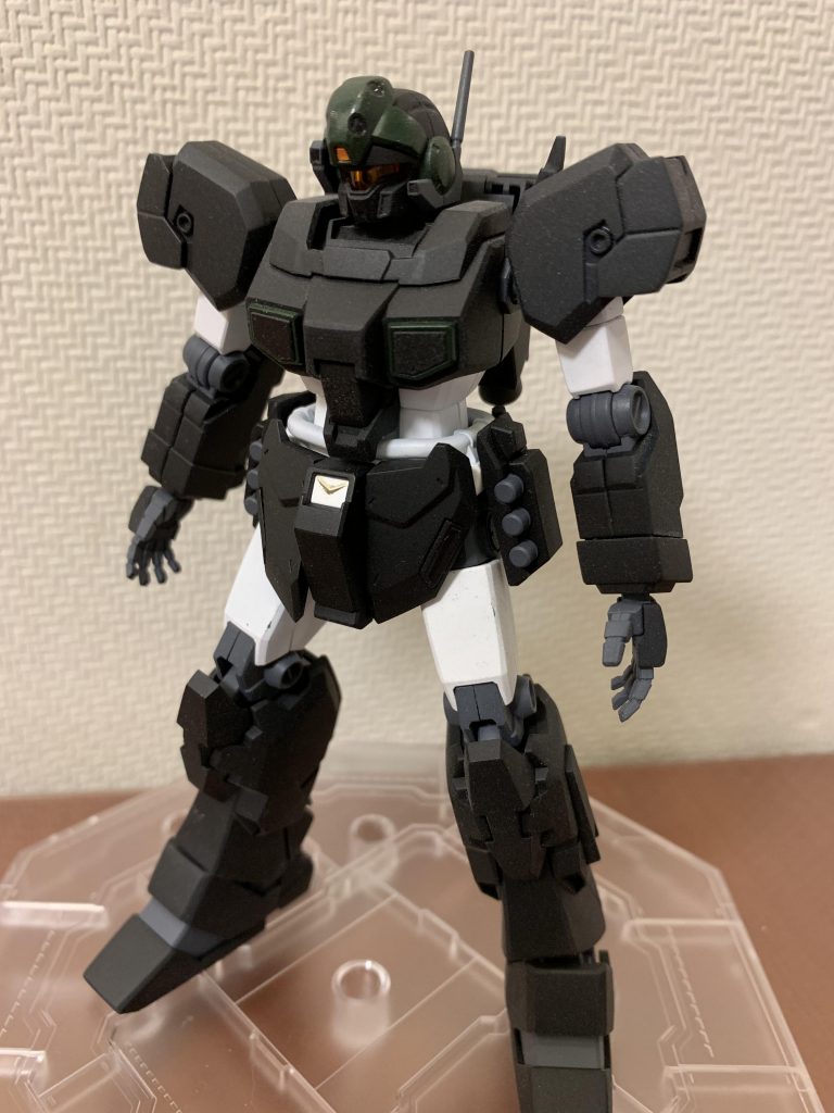 カラーリングは、コードギアスのモニカ・クルシェフスキーが乗るナイトメアフレーム［フローレンス］を参考にしました。
黒・白・緑・金のカラーリングが好みだったので。白の部分を、もう少しグレーよりにすべきでしたかね…？ご意見頂けると嬉しいです。

塗装は、全てタミヤの缶スプレーを使用しました↓マットブラック／マットホワイト／ブリティッシュグリーン／ゴールド／ガンシップグレイ
あと写真では分かりにくいですが、マスク内の丸モールドはシルバーで塗装してあります。