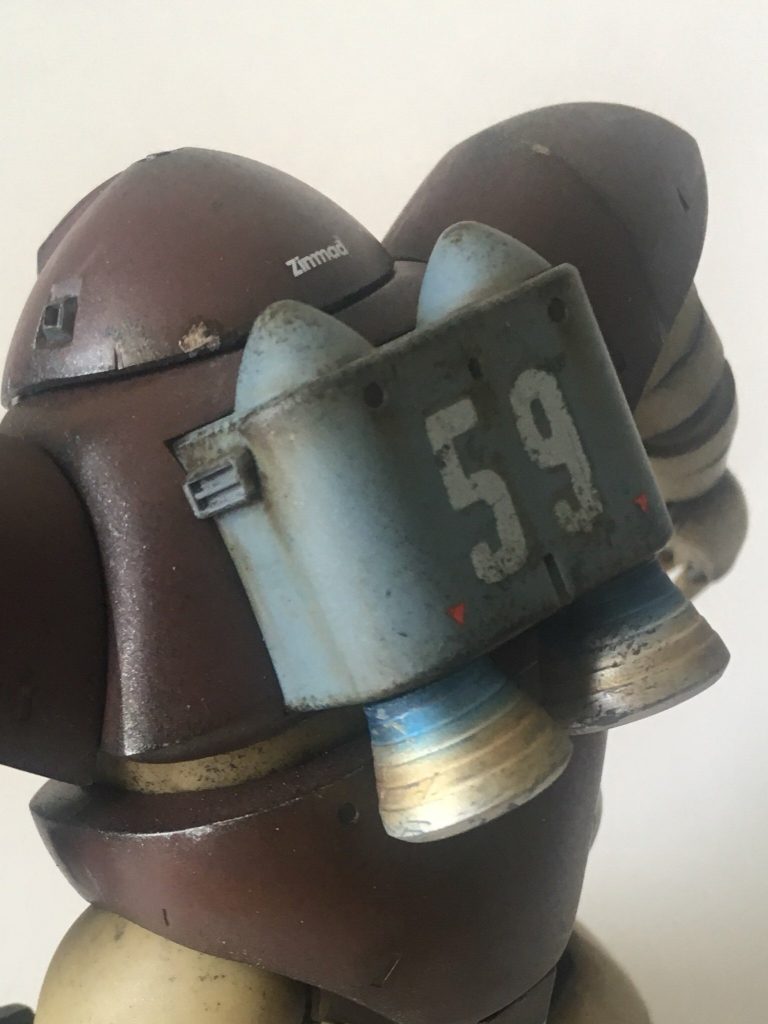 艦艇の識別番号をイメージして大胆にマーキング。百均で売ってたステンシル使いました