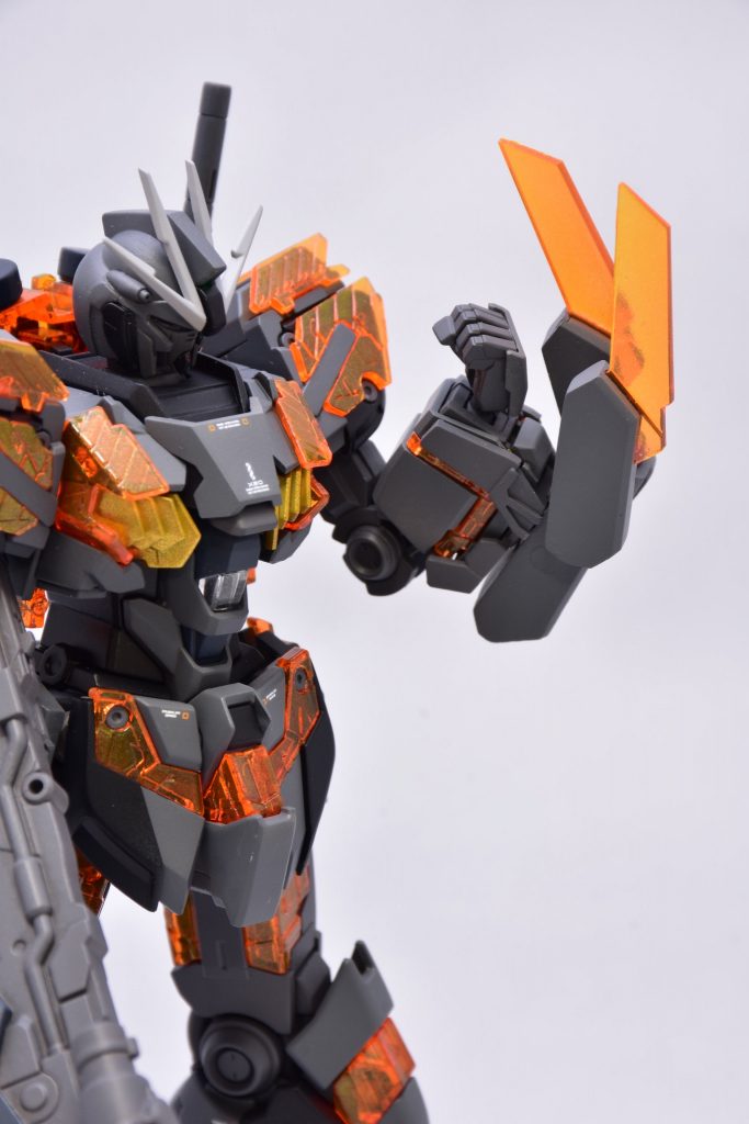 腕部
アームドアーマーVNを模した武装を取り付けてます。ナラティブらしく急造されたイメージで簡素な構造となっています。
バンシィのVNのように「引き裂く」というより「突き刺す」イメージの形状です。