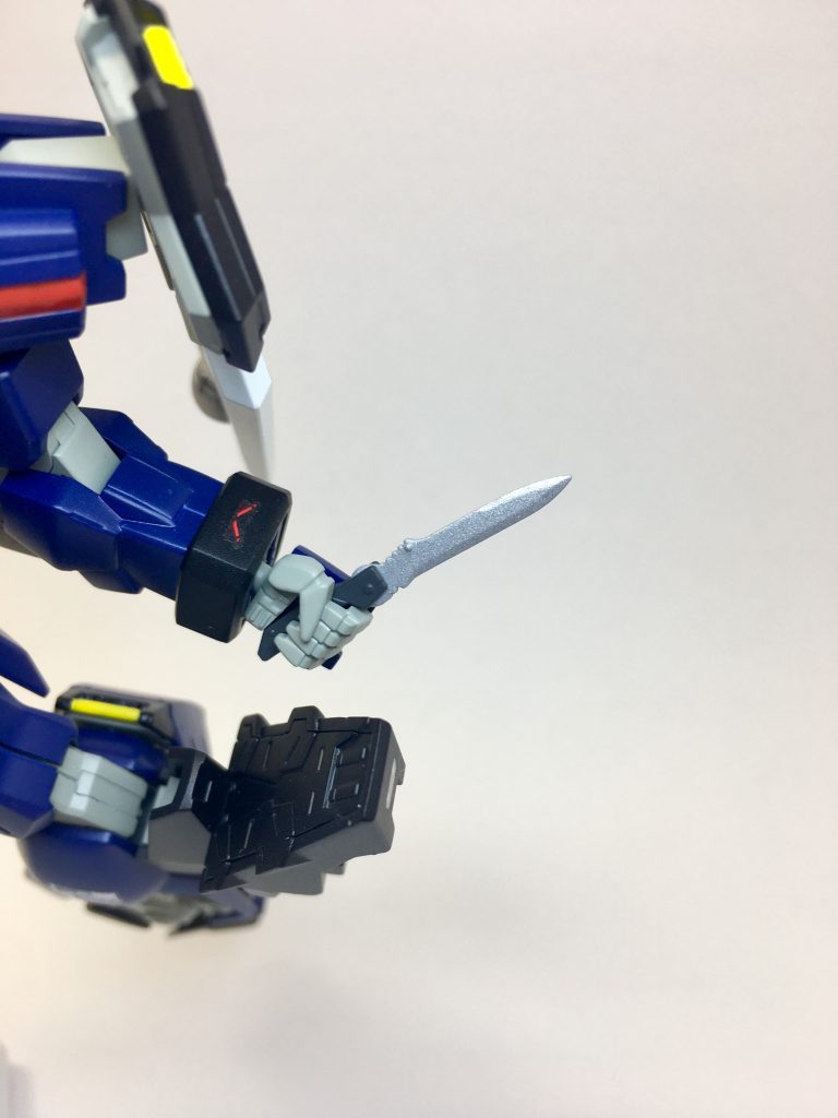 70式コンバットナイフ両腰装甲内のラッチに一振りずつ搭載された折りたたみ式のナイフ。予備兵装として装備されている。折りたたみ式故に強度が低く、1回の戦闘で破損してしまう事も多いが、その装甲貫通能力は圧倒的でレーザー砲にも劣らない。