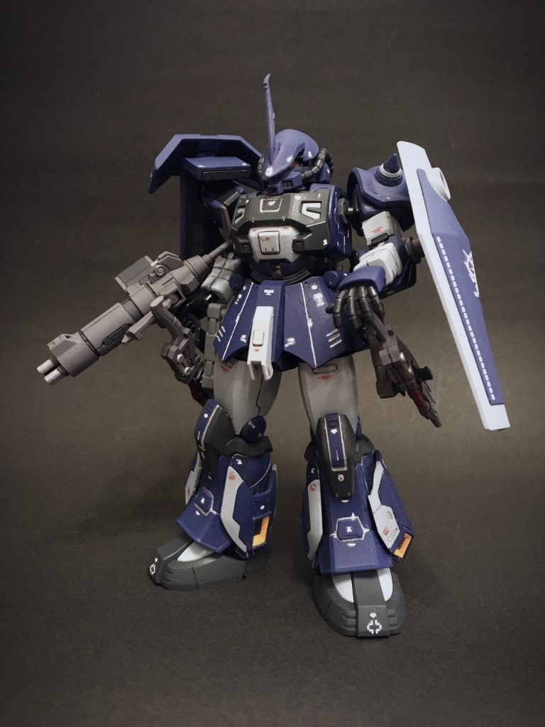 *［正面］*ヘルメット形状と脚部のほかに、右肩シールドに追加シールド、さらに左腕にグフのシールドを装備しています。ヘルメットはAGEのゼダスにビルダーズパーツのジオン系アンテナ。