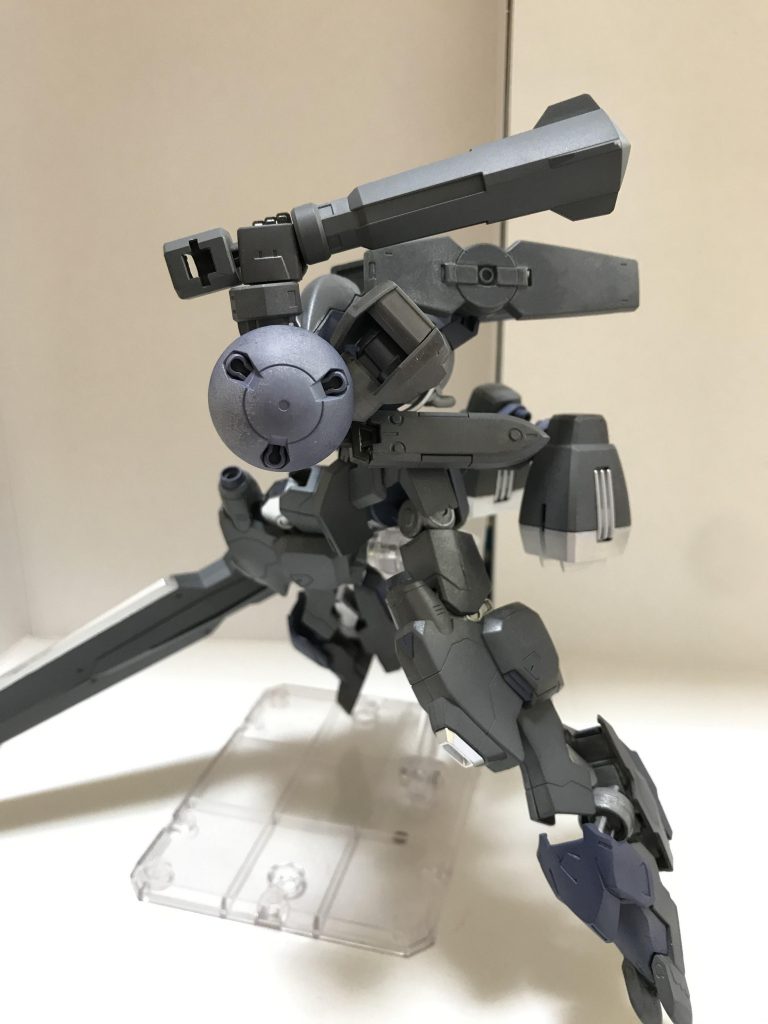 ショートクラブと小型シールド
対MS戦の主力武器の１つで、相手の体勢を崩すことに使われることが多い
シールドは腕の動きを妨げないため小型になっている