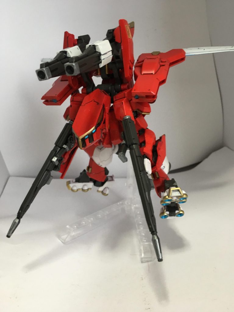 ガウォーク形態
予定にはなかったのですが、変形途中で思いついて遊んでみました。