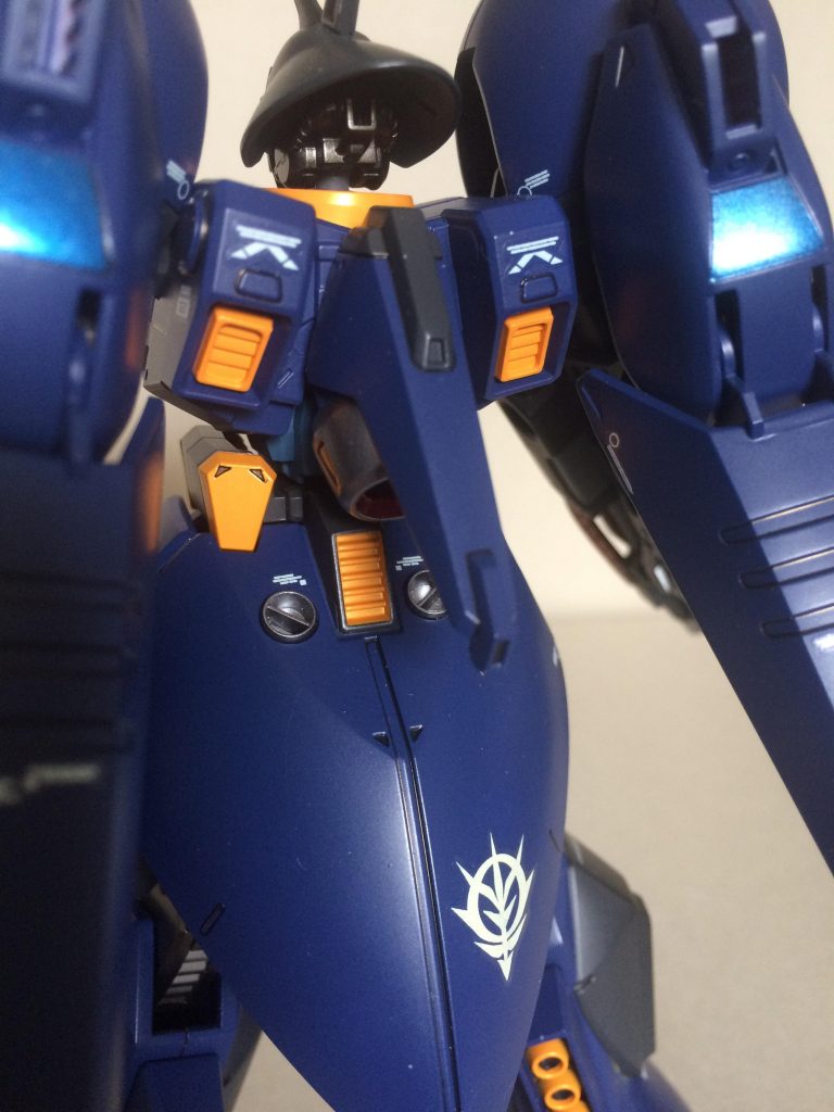 背中のバーニアはコトブキ屋のデティールアップパーツを追加(橙部)
また、リヤスカートにはマイナスモールドを追加