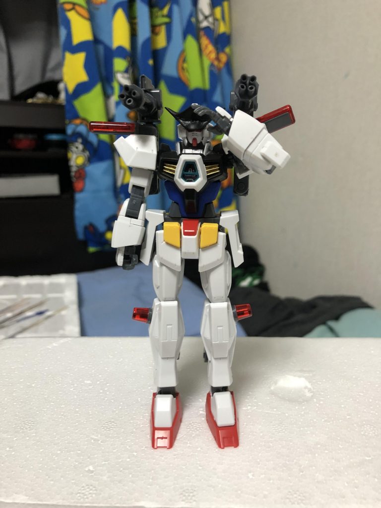 AGE1オーダーの武装は本体に取り付けられたガトリング砲とビームサーベルのみ
盾やドッズライフルは機動性確保のためにオミットされている