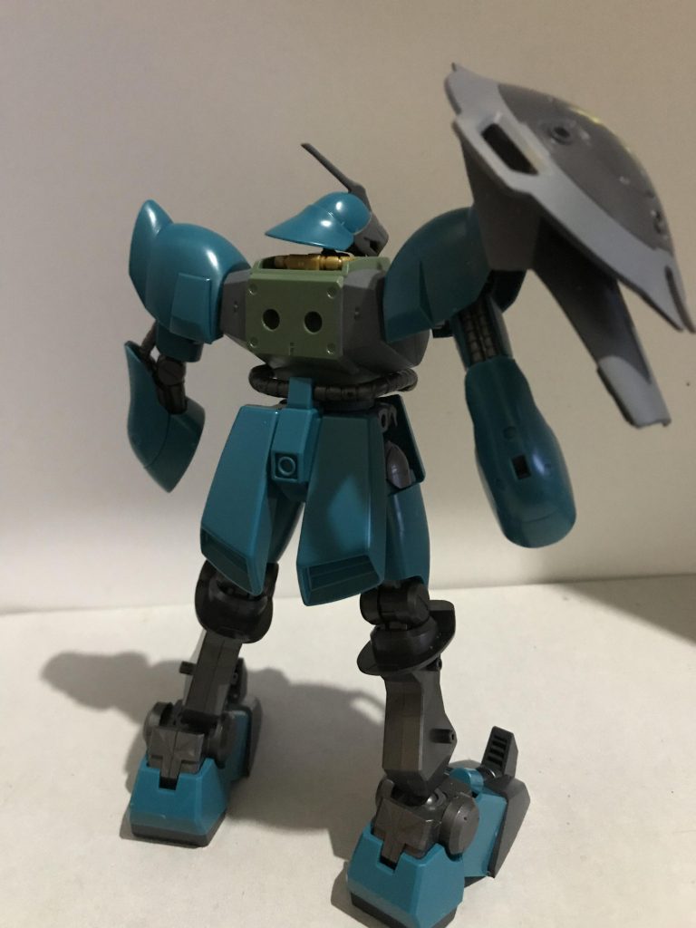 サイコミュ兵器は全カットする予定のためバインダーは片方だけにし、シールドを被せました
腰の接続方法が困ったのですがジャンク入れのポリキャップに胴体と腰の二つを繋げられそうなものがあったため、そちらを胴体側のポリキャップと接着して接続できるようにしました

ガンダムマーカーブラシ用のエア缶が届き次第作業を再開したいと思います