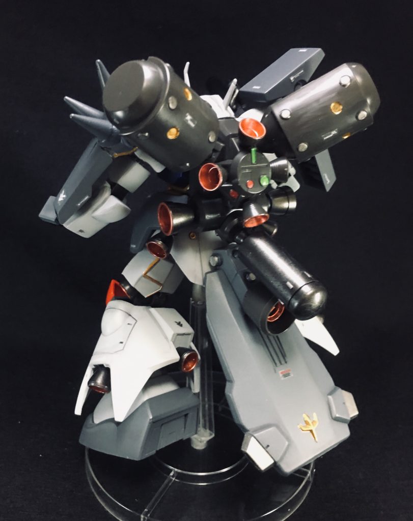 コンセプト的にはGP01FBに近い。
その分、操作性はピーキーすぎる為に強化人間かニュータイプしか扱えないという設定。