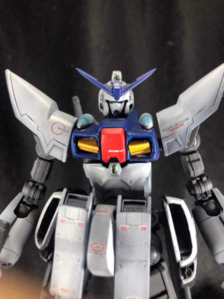 Gセイバーは胸部も特徴的でありますが、ちょっと野暮ったいため、胸部パーツを切り刻んで幅詰めして、胸部ダクトはジャンクパーツで賄ってます。
ヘルメットの庇をプラ板で延長、及びフェイスをジャンクパーツに差し替えました。
フェイスのへの字スリットを消したら、アナザーガンダム感満載w