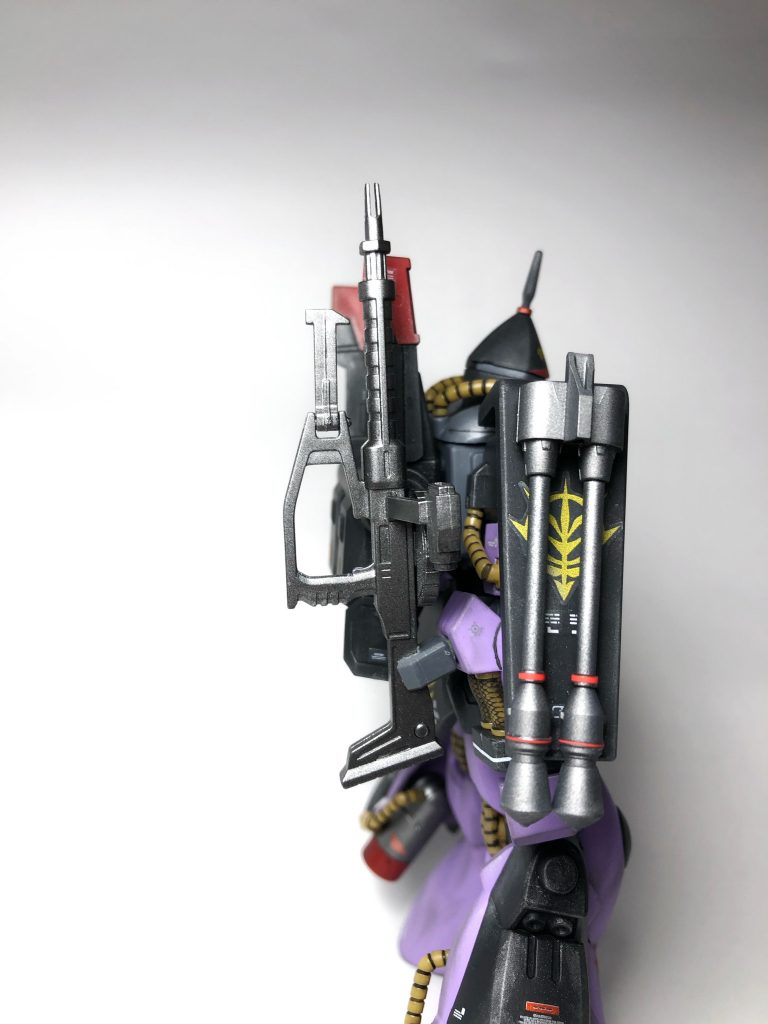 ハイザックの腕裏にはハイザックシールドを取り付ける穴があります。折角なのでこれまた余ってたポリキャップパーツとランナーを組み合わせてザクマシンガン改のラックを作りました。