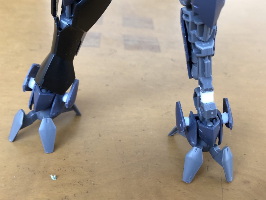 上半身のボリュームが増えたので
脚部も8mm延長、足首にパーツ追加し
ややボリュームアップ！