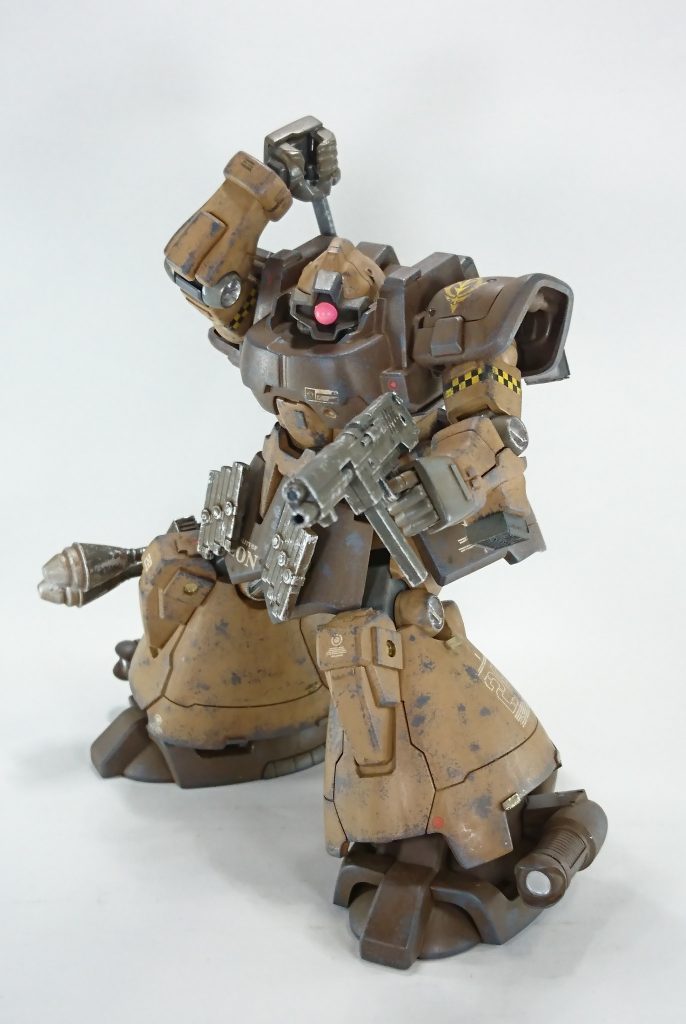 マシンガンを構えながらヒートサーベルを抜いてる姿