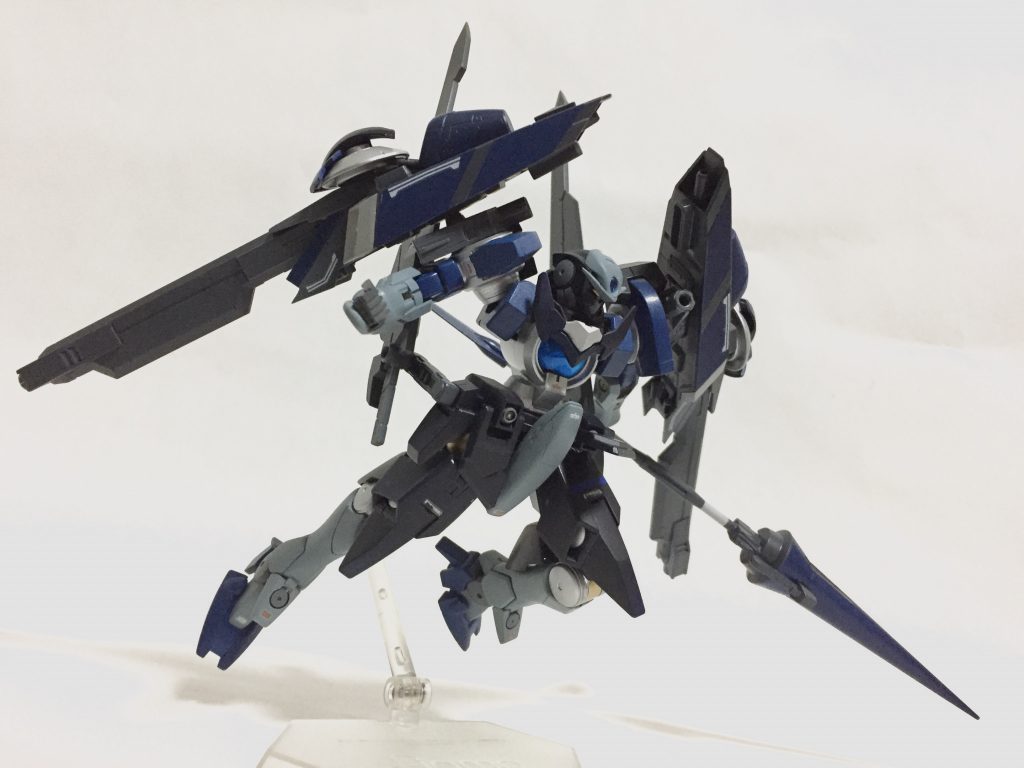 大会用装備
ファイターが地区大会に挑んだ時の装備。
この時点で武装が完成していたことがわかるが、ブースターを肩に直接付けているため、取り回し悪くあまり使い勝手は良くなかったらしい。この形態はブレイブルーと呼ばれる。