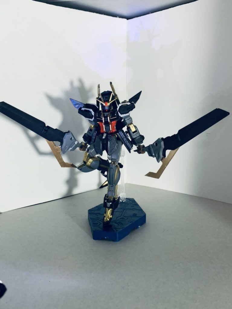 背中のミラージュコロイド発生装置は大型のバスターソードとして使用可能です
シュバルツリッターを参考にしてます