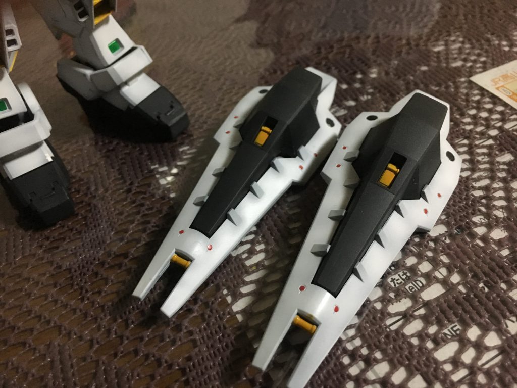 シールドブースターは赤い丸や黄色いバーも塗り分けました。